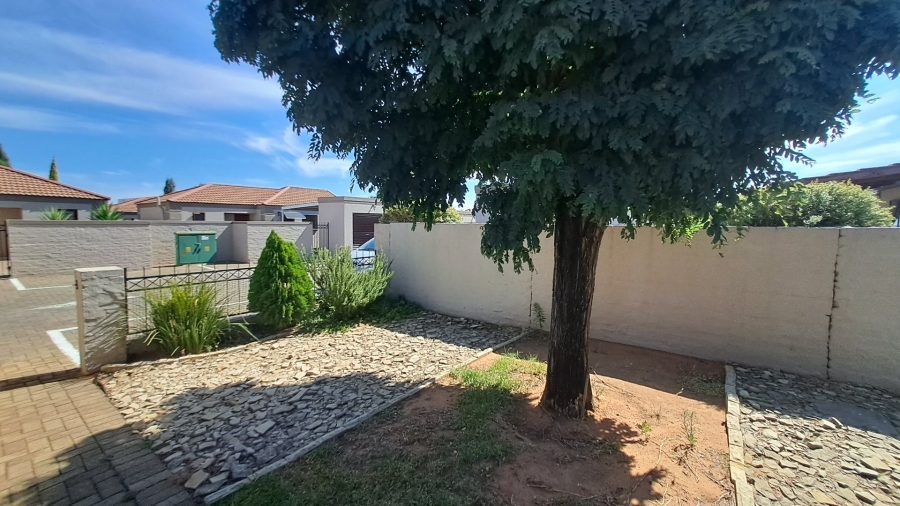 2 Bedroom Property for Sale in Langenhovenpark Free State